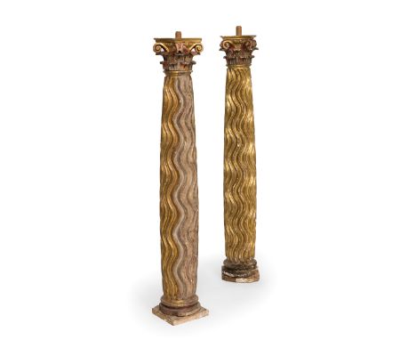 Pair of columns with Corinthian capitals. Spain, 17th century.Carved, gilded and polychromed wood.Faults in the carving, xylo