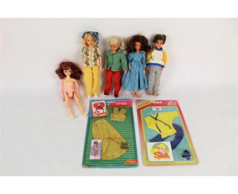 A group of vinyl dolls, to include a 1973 Mattel Sunshine Families doll, two 03600 IX Ann Moore dolls, two carded Sindy outfi
