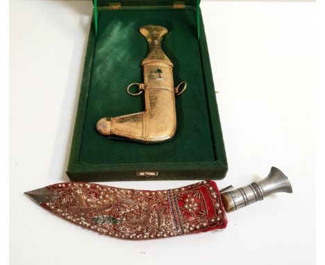 SAUDI ARABIAN JAMBIYAin gilt metal with the national flag on the scabbard, in a presentation case, blade length 15.5cm; toget