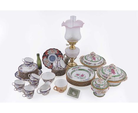 A selection of glass and ceramics, comprising: an early 20th Century Japanese Imari pattern plate, 21cms diameter; a Royal Wo