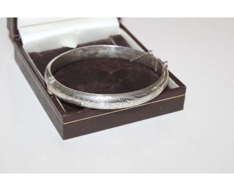 1971 Sterling silver hinged bangle, 12gms 