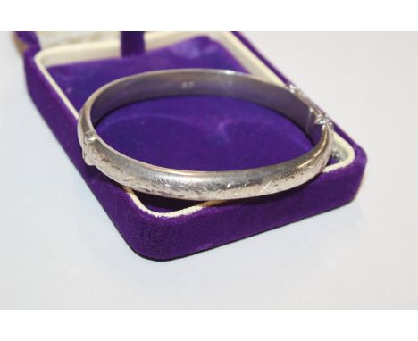 1964 RPH Birmingham Sterling silver hinged bangle, 12gms 