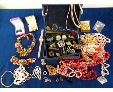 Jewellery, a collection of mixed age costume jewellery to include a Culture Vulture 'Fiesta' necklace and bracelet set, beads