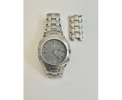 A gentleman's titanium Citizen Eco-drive watch with grey dial and luminous hands. Comes with spare links. (Working) 