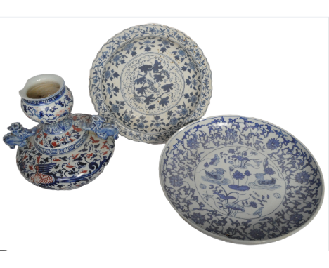 An assortment of three 20th century Chinese serving platters and vase. The lot to include two serving platters of circular fo