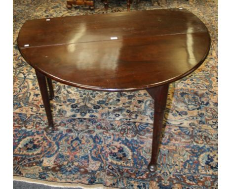 A George III mahogany gate leg dining table, the oval top on turned tapering legs and pad feet, 71 x 142 x 123cm (open)