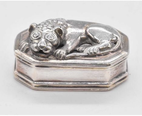 A white metal snuff box, the lid modelled as a lion recumbent, unmarked, length 42mm, approx 1.11ozt/34.6g.