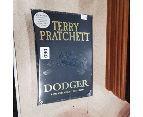 STAMPED &amp; NUMBERED FIRST EDITION TERRY PRATCHETT BOOK - DODGER