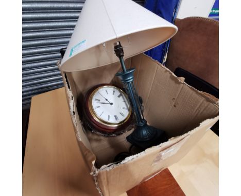 BOX LOT TO INCLUDE A TABLE LAMP