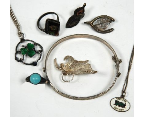 SILVER HINGE OPENING BANGLE with foliate engraved top and various items of silver jewellery (8) 