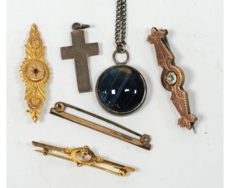9CT GOLD BAR AND CIRCLET PATTERN BROOCH; late Victorian 9 ct gold wing shaped brooch set with tiny centre ruby, glazed locket