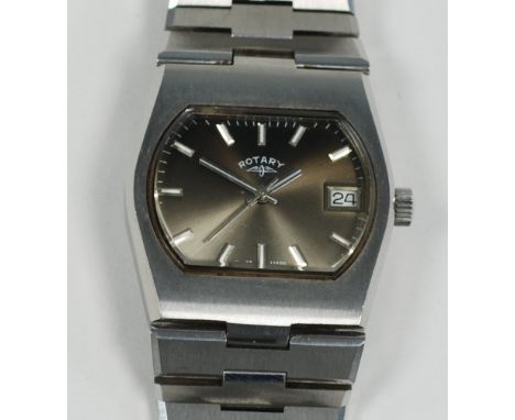 A GENTS ROTARY WRIST WATCH with Swiss mechanical movement, taupe coloured dial with batons, date aperture sweep seconds hand,