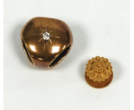 EDWARDIAN 15ct MATT GOLD DRESS STUD with embossed screw-off top, 1.4gms; a VICTORIAN SCARF RING, spherical with three opening