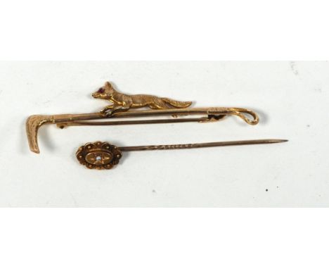 9 CT GOLD BAR BROOCH IN THE FORM OF A RIDING CROP and a running fox with inset ruby eye, Birmingham 1948, 4 gms, in case and 