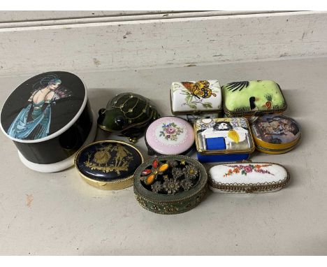 Mixed Lot: Various small novelty trinket boxes, to include a frog shaped example