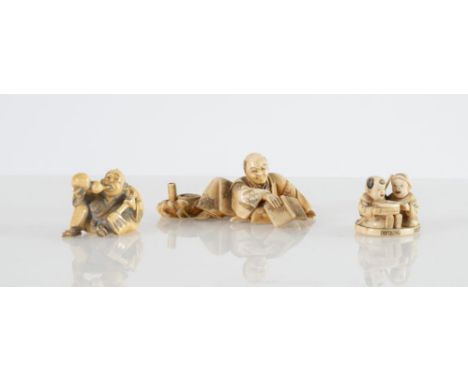 Lotto composto da tre netsuke in avorio: musico, bambini e lettore. Giappone, XIX secolo. Lotto accompagnato da certificato C