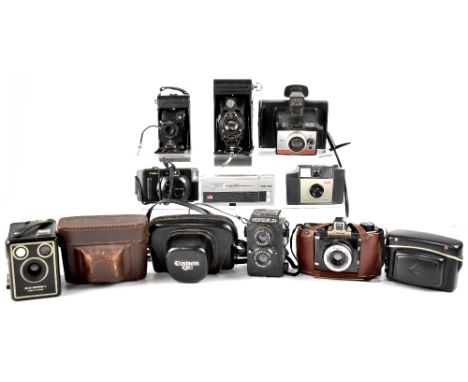 A quantity of vintage cameras and photographic equipment to include a Polaroid Colourpack 80, a boxed Hanimex 35DM, a Kodak B