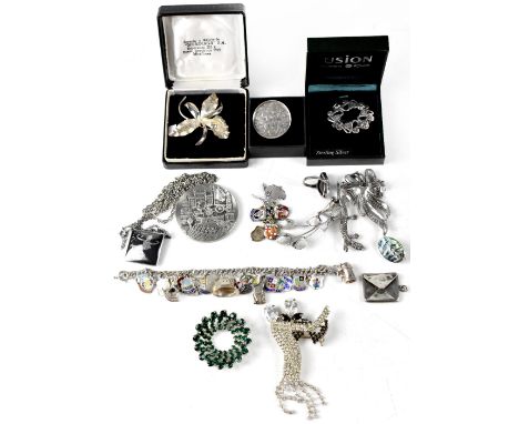 A quantity of vintage and contemporary silver and white metal jewellery to include white metal marcasite lizard brooch and le