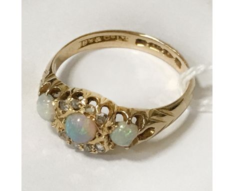 18CT GOLD DIAMOND &amp; OPAL RING - SIZE M