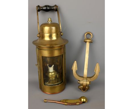 20th century brass cylindrical hand oil lamp with glazed door, removable burner &amp; swing handle, H26cm, a cast brass model