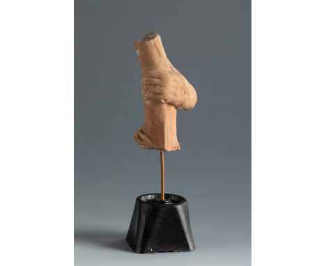 Left hand of Hera with a mace. Smyrna, 4th-3rd century BC.Terracotta.Provenance: Smyrna, 1895-1905. Collection Paul Gaudin (P