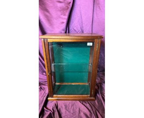 Early 20th century glazed display cabinet with green felt lined interior and single glass shelf, 65cm (h) x 48cm (w) x 25cm (