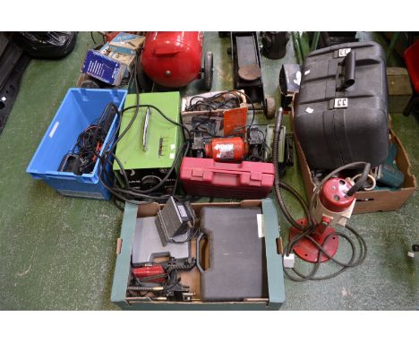 *** FOR SPARES ONLY *** Assorted electric tools including welder; bench grinder; cordless tools; drill etc.