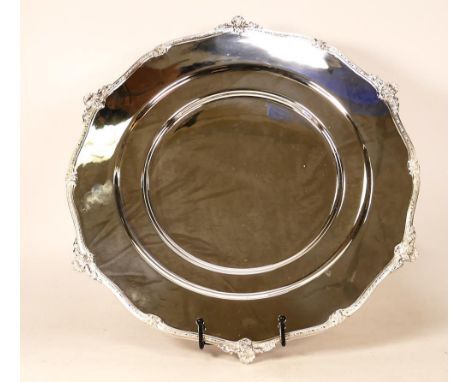 De Lamerie Fine silver plated gilt layplate/tray, specially made high end quality item, new and Made in England, d.38cm, in p