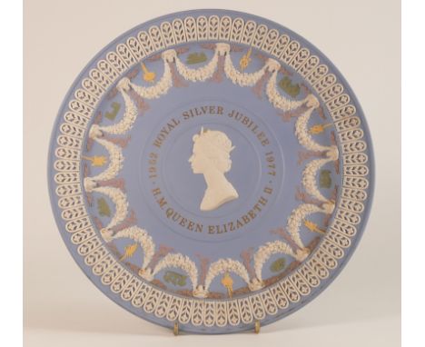 Wedgwood Jasperware Royal Silver Jubilee tri-colour plate. Limited edition number 599 of 750. Diameter: 22cm