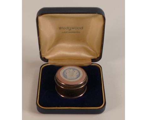 Wedgwood, Silver pillbox with tri-colour roundel of the three graces in blue, white and pink. Height: 2cm