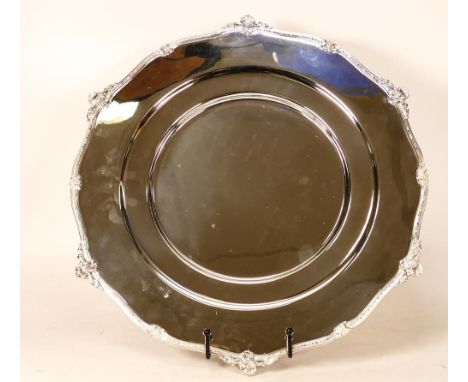 De Lamerie Fine silver plated gilt layplate/tray, specially made high end quality item, new and Made in England, d.38cm, in p