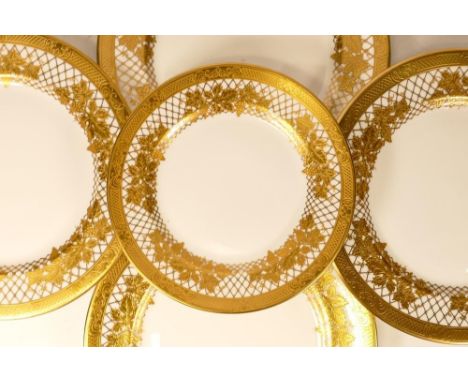 De Lamerie Fine Bone China heavily gilded Special Commission floral patterned dinner ware to include 6 x 21cm plates, 2 x 20c