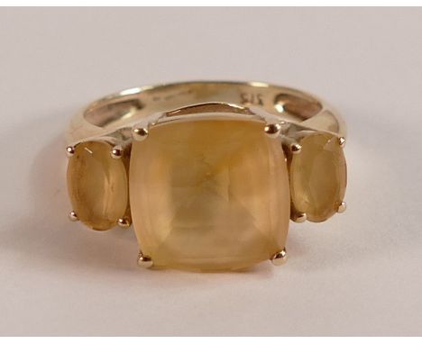 9ct ladies dress ring set with three smokey light brown stones, size K, 3.5g.