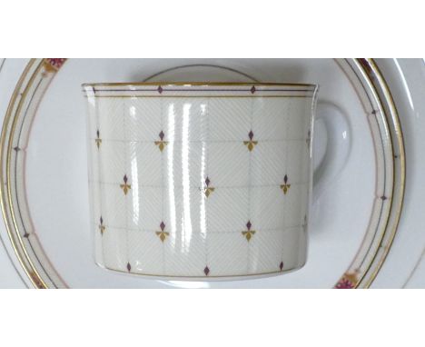 A collection of Royal Worcester Sahara tea and dinner ware to include - 8 dinner plates, tea pot, 6 salad plates, 6 bowls, sa