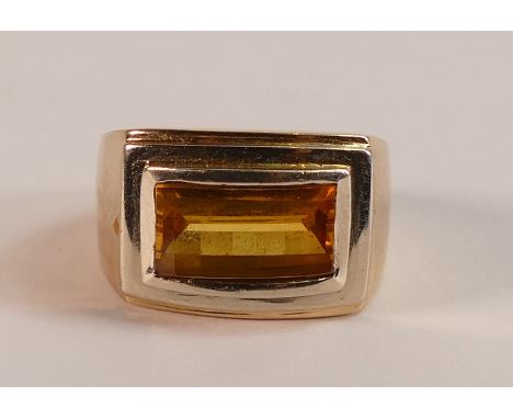 15ct Gold ring set with oblong Citrine stone, size P, 11.7g.