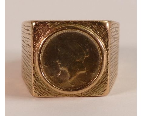 9ct Gold gentleman's signet ring set with queens head coin, size R, 16.4g.
