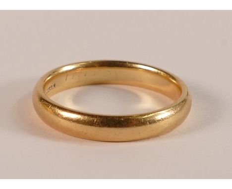 18ct Gold wedding ring, size Q, 5.4g.