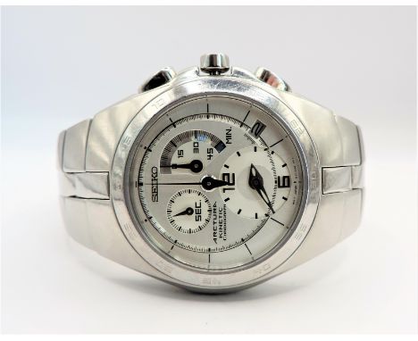 Gents SEIKO Arctura Kinetic Chronograph Watch. A gent's Seiko Arctura kinetic chronograph wristwatch, the signed silvered dia