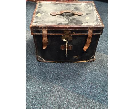 An early 20thC card and leather small trunk.