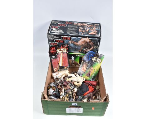 A MIXED TRAY OF BOXED AND UNBOXED STAR WARS MODELS AND FIGURES, to include a boxed 1997 Kenner Star Wars La Guerra De Las Gal