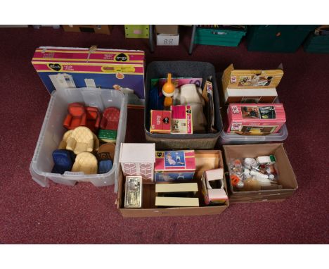 A QUANTITY OF ASSORTED PEDIGREE SINDY HOUSEHOLD FURNITURE AND OTHER ITEMS, to include, cooker unit, washing machine unit, sun