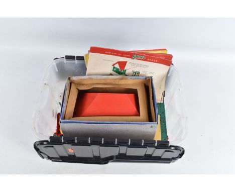 A QUANTITY OF ASSORTED LOOSE BAYKO BUILDING SYSTEM ITEMS, assorted parts including parts from a No.2X Converting set, includi