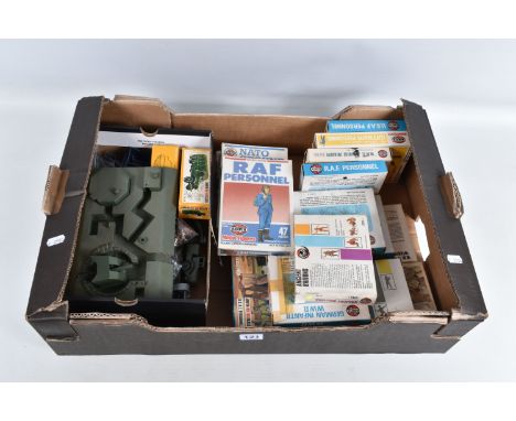 A QUANTITY OF BOXED AND UNBOXED AIRFIX HO/OO GAUGE UNPAINTED MODEL MILITARY FIGURES KITS the boxed items are eighteen sets of