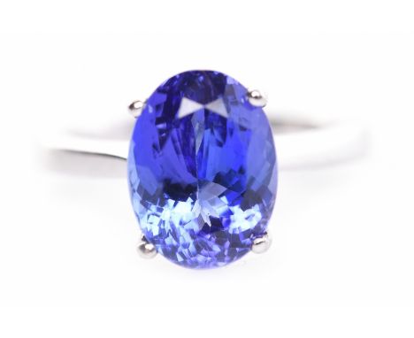 IMPRESSIVE TANZANITE SINGLE STONE RINGset with an oval tanzanite of approximately 5.01 carats in eighteen carat white gold, s