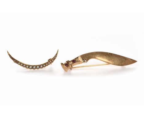 EIGHTEEN CARAT GOLD SWORD MOTIF BROOCHthe handle set with two round faceted rubies, 54mm long, 6.8g along; with a nine carat 