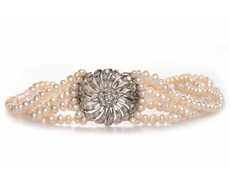 DIAMOND AND PEARL NECKLACEformed by four strands of graduated pearls with tones ranging from white to light pink, with a diam