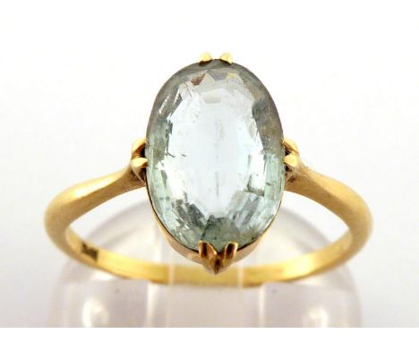 An aquamarine ring, the central oval cut stone 13 x 7.7 x 4.1mm, the yellow shank stamped '18k', finger size R/S, 3gms CONDIT