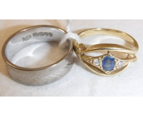 An 18 carat gold white band with turned decoration, size K/L, approx 4 g, together with an 18 carat gold diamond and sapphire