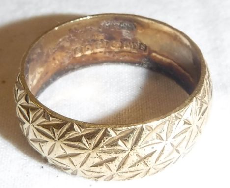 An 18 carat gold ring with engraved decoration, size K/L, approx. 5.5 g