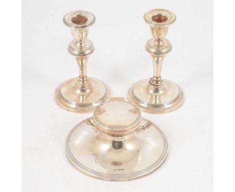 A silver capstan-shape inkwell, Walker &amp; Hall, Sheffield 1922, plain polished finish, reeded border, 12.75cm diameter, fi